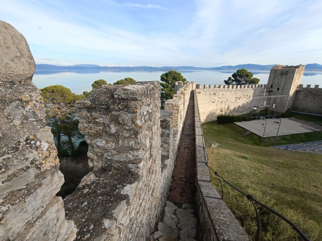 Il percorso sulle mura della Rocca del Leone