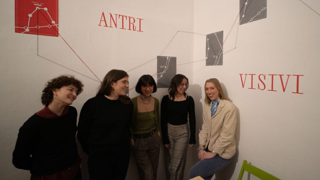 Il team curatoriale di Antri Visivi. Da sinistra Lucia Lerco, Esther Chionetti, Nillou Hashemi, Martina Ghignatti, Margherita Caselli. Antro, Torino. Photo Lorenzo Vanzini, Collettivo Effezero