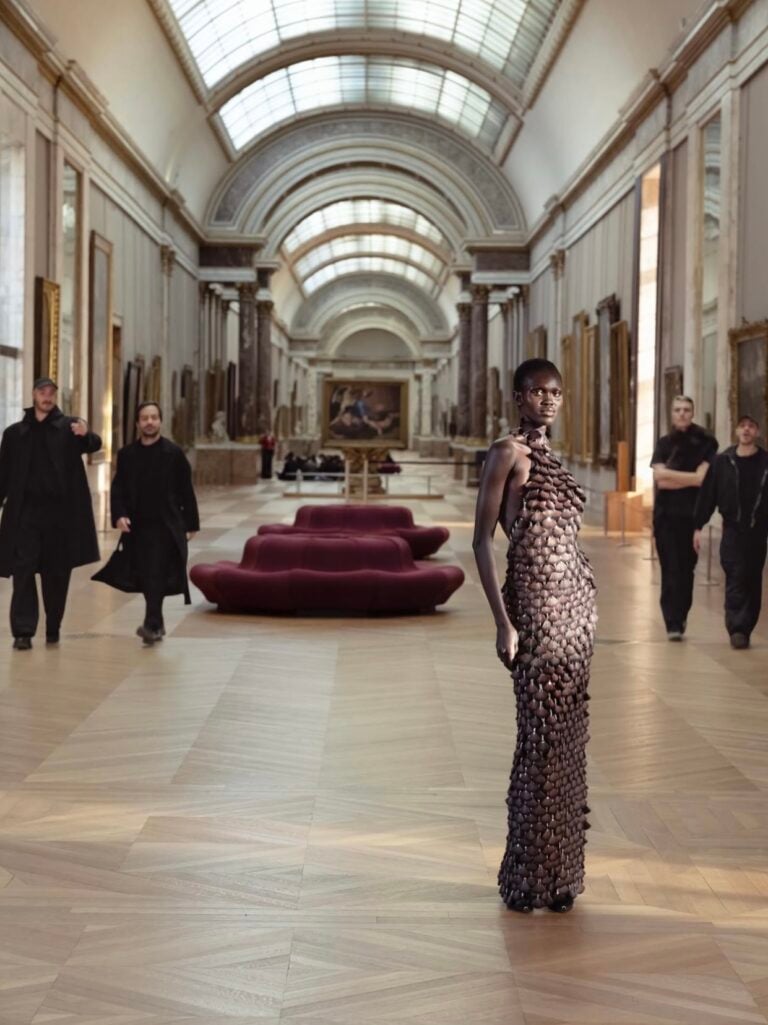 I capolavori del Louvre diventano abiti grazie alla stilista Marine Serre