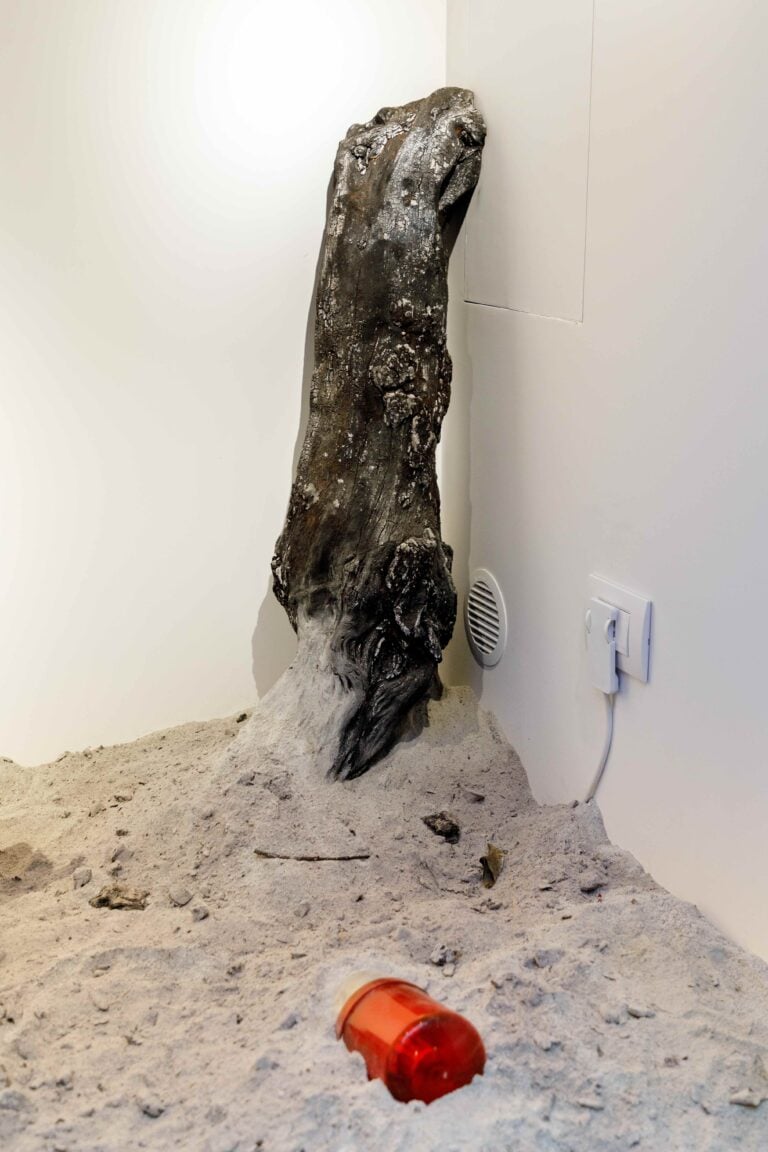 Installation view, Jona Fierro, Come il fuoco brucia la foresta e come la fiamma incendia i monti - Residuo #01, dimensioni variabili, 2025. &copy; Danilo Donzelli Photography