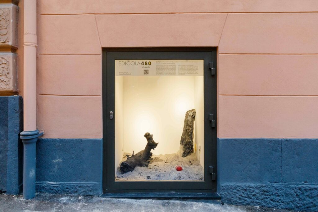 Nello spazio espositivo più piccolo di Napoli è spuntato un paesaggio misterioso