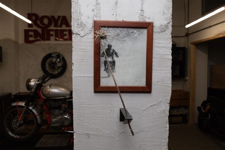 Installation view, mostra MECCANICHE I Sospeso, Roma, Cafe Twin, a cura di Gemma Gulisano e Jacopo Natoli, Courtesy &copy; Cristiano Carotti, Foto &copy; Giulia Barone