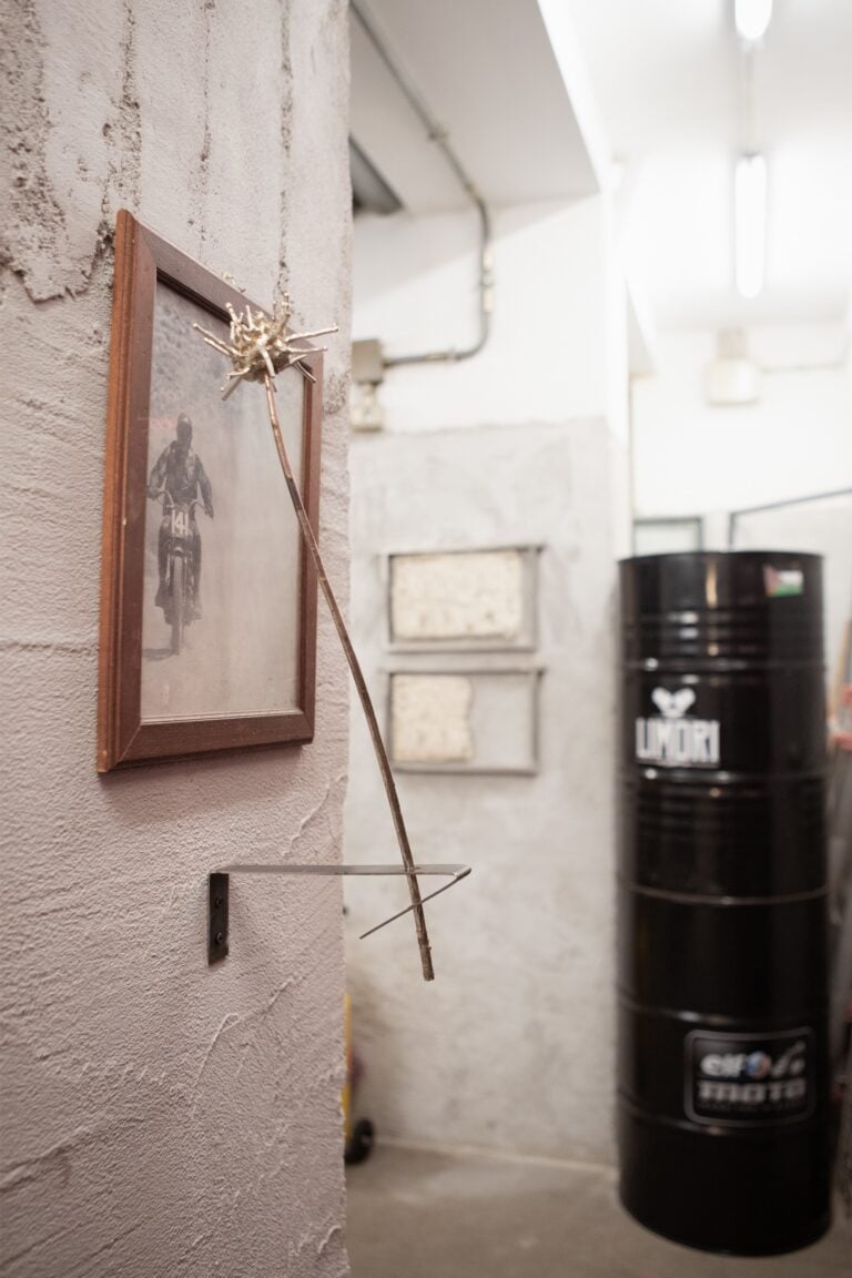 Installation view, mostra MECCANICHE I Sospeso, Roma, Cafe Twin, a cura di Gemma Gulisano e Jacopo Natoli, Courtesy &copy; Cristiano Carotti, Foto &copy; Giulia Barone