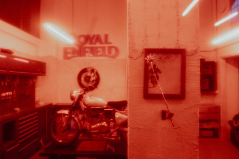 Installation view, mostra MECCANICHE I Sospeso, Roma, Cafe Twin, a cura di Gemma Gulisano e Jacopo Natoli, Courtesy &copy; Cristiano Carotti, Foto &copy; Giulia Barone