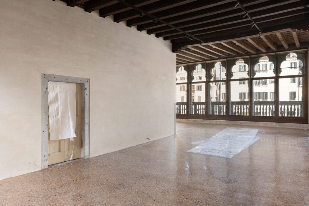 Jason Dodge con Yvo Cho, Keta Gavasheli, Megan Plunkett, Merry Alpern, Felice Tosalli, a cura di Luca Lo Pinto, installation view a Barbati Gallery, Venezia, 2026 &copy; Nicola Morittu
