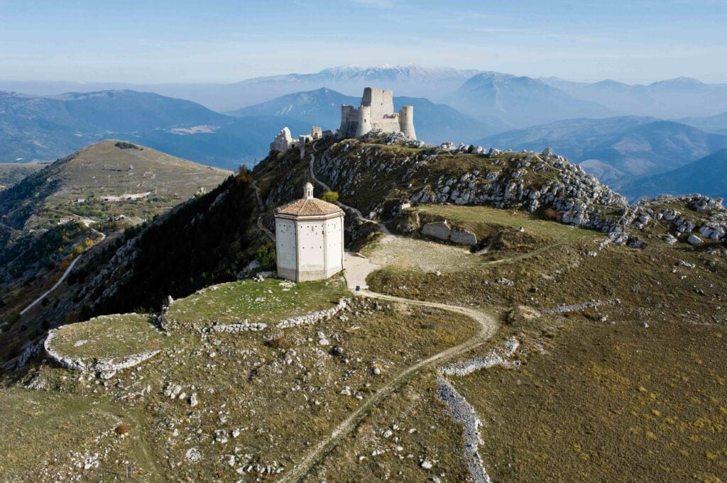 Storia di Calascio in Abruzzo. Il borgo nato attorno alla rocca più alta d’Italia che si trasforma grazie alla cultura