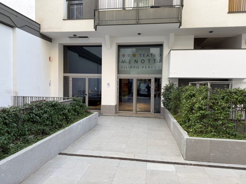 La facciata del Teatro Menotti