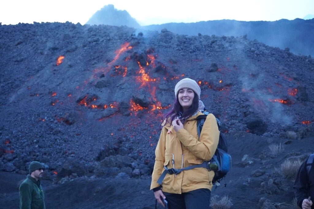 La geologa e divulgatrice scientifica Silvia Ilacqua nello scenario vulcanico dell'Etna. Photo Silvia Ilacqua