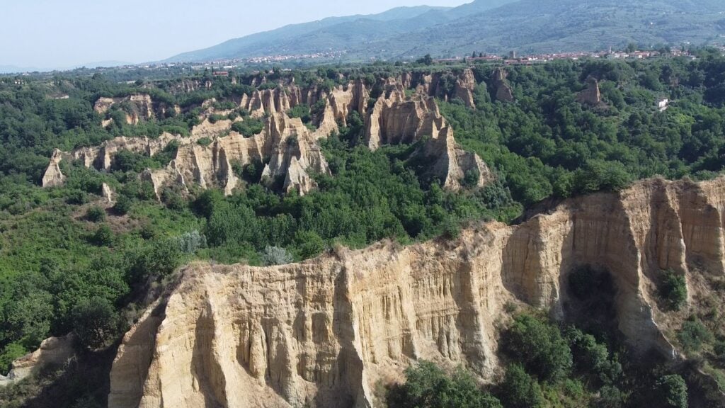 Le Balze del Valdarno uniscono geologicamente il Valdarno, sia aretino che fiorentino, lungo le pendici del Pratomagno. Photo Stefano Farinelli