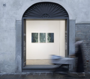 L’essenza del paesaggio quotidiano finisce in mostra in una vetrina di Lodi