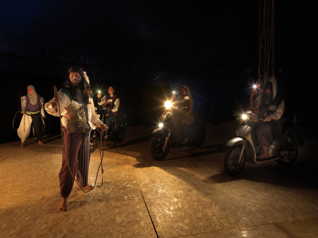 Luigi Presicce, Deriso, 2024. Performance, Circo della luna, Chieti. Fotografia Dario Lasagni