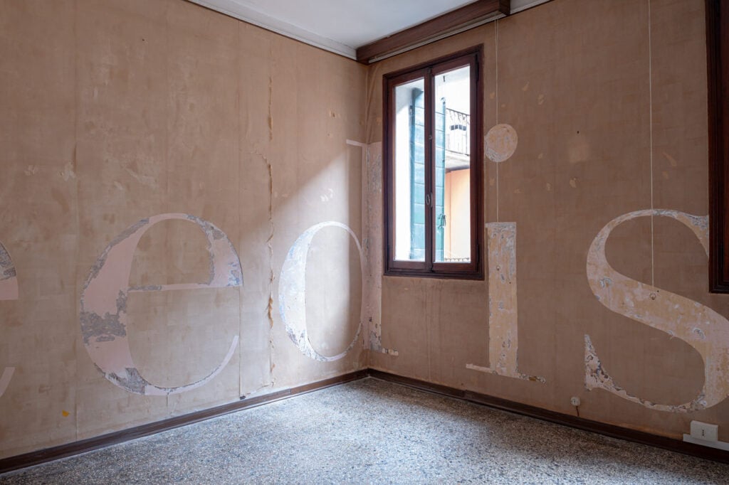 A Venezia c’è una mostra che racconta memorie e metamorfosi di un’abitazione 