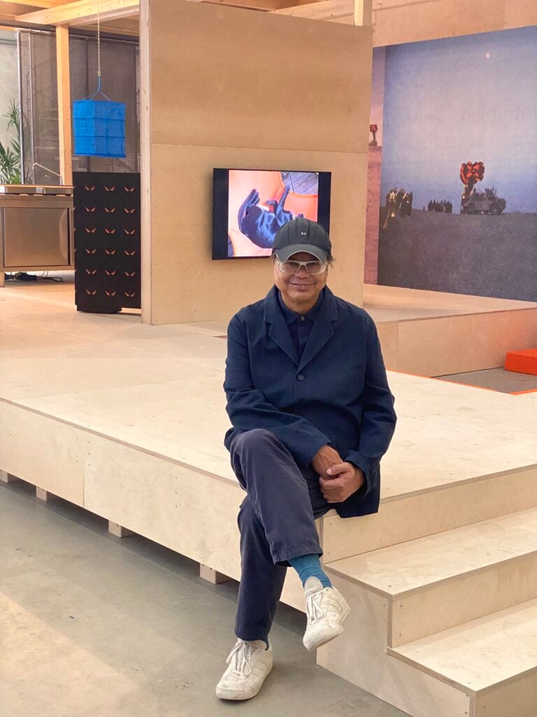 “L'artista è una porta aperta”: Rirkrit Tiravanija e la sua mostra straordinaria al Pirelli HangarBicocca di Milano