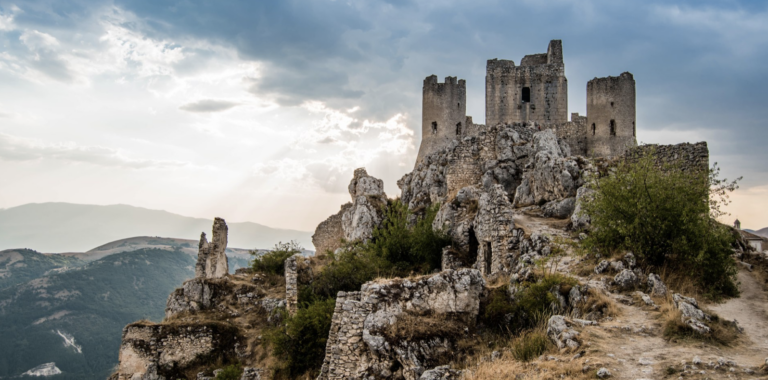 Storia di Calascio in Abruzzo. Il borgo nato attorno alla rocca pi&ugrave; alta d&rsquo;Italia che si trasforma grazie alla cultura