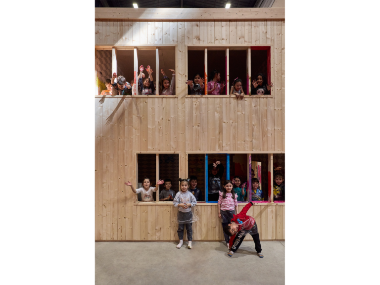 &ldquo;L'artista &egrave; una porta aperta&rdquo;: Rirkrit Tiravanija e la sua mostra straordinaria al Pirelli HangarBicocca di Milano