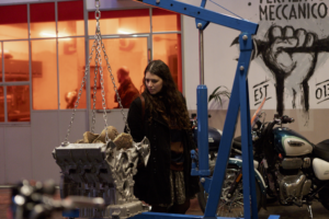 A Roma un’officina di moto si trasforma in spazio espositivo. Le foto