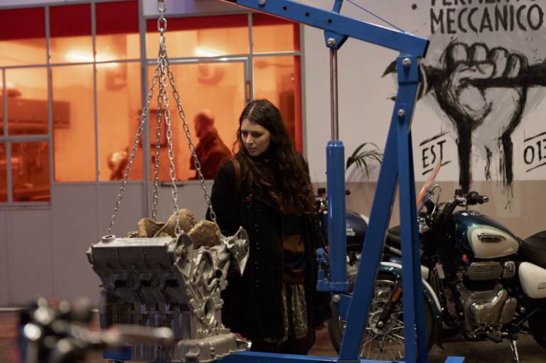 A Roma un’officina di moto si trasforma in spazio espositivo. Le foto