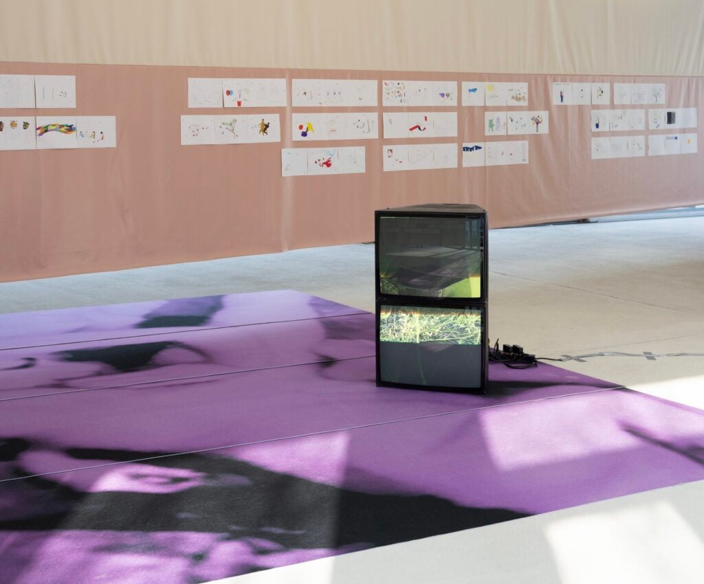 Mostre d’arte contemporanea per rendere vivo uno storico palazzo di uffici. Ci provano a Milano Bicocca