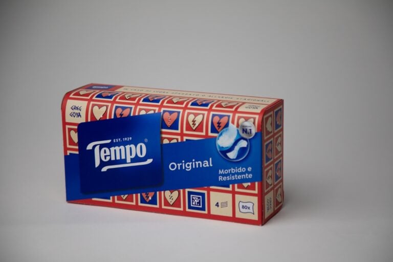 I mitici fazzoletti Tempo continuano a coinvolgere gli artisti. La nuova edizione limitata &egrave; di Greg Goya