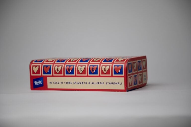 I mitici fazzoletti Tempo continuano a coinvolgere gli artisti. La nuova edizione limitata &egrave; di Greg Goya