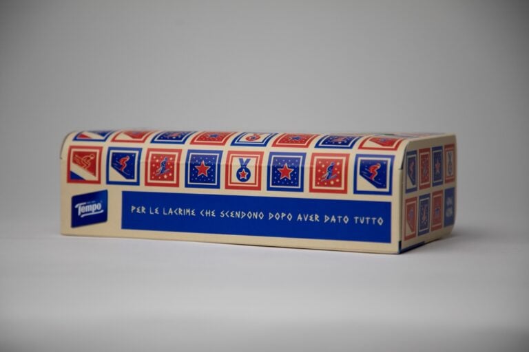 I mitici fazzoletti Tempo continuano a coinvolgere gli artisti. La nuova edizione limitata &egrave; di Greg Goya