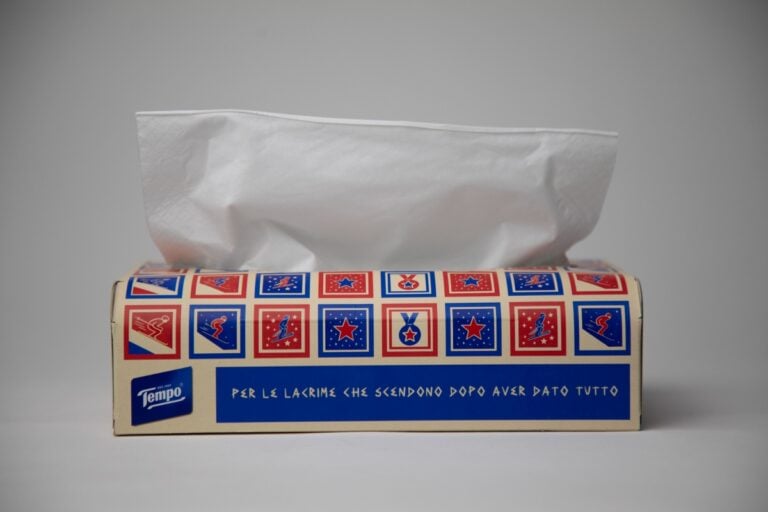 I mitici fazzoletti Tempo continuano a coinvolgere gli artisti. La nuova edizione limitata &egrave; di Greg Goya