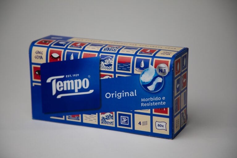 I mitici fazzoletti Tempo continuano a coinvolgere gli artisti. La nuova edizione limitata &egrave; di Greg Goya