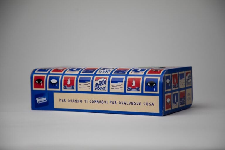 I mitici fazzoletti Tempo continuano a coinvolgere gli artisti. La nuova edizione limitata &egrave; di Greg Goya