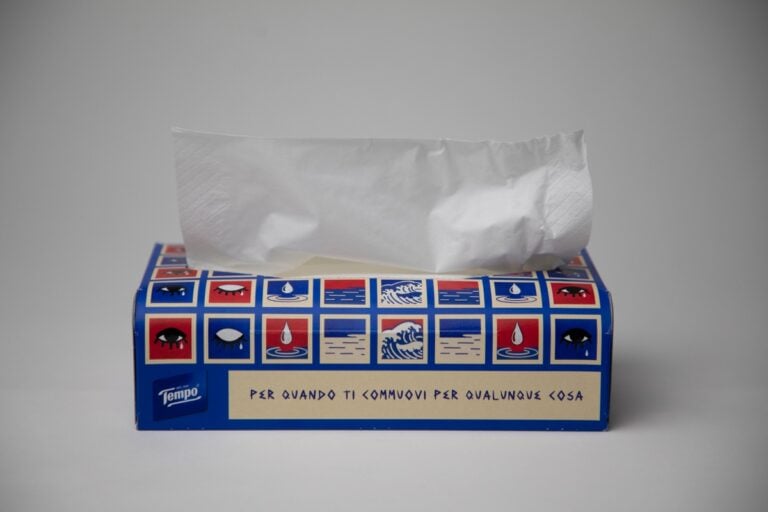 I mitici fazzoletti Tempo continuano a coinvolgere gli artisti. La nuova edizione limitata &egrave; di Greg Goya