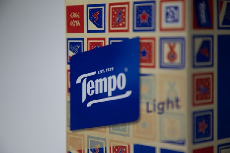 I mitici fazzoletti Tempo continuano a coinvolgere gli artisti. La nuova edizione limitata &egrave; di Greg Goya