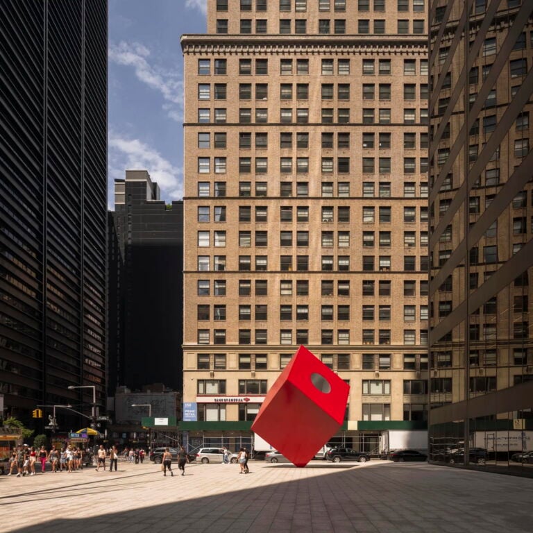 Isamu Noguchi, Red Cube, 1968. New York, Financial District. Ph: Miguel de Guzm&aacute;n e Roc&iacute;o Romero