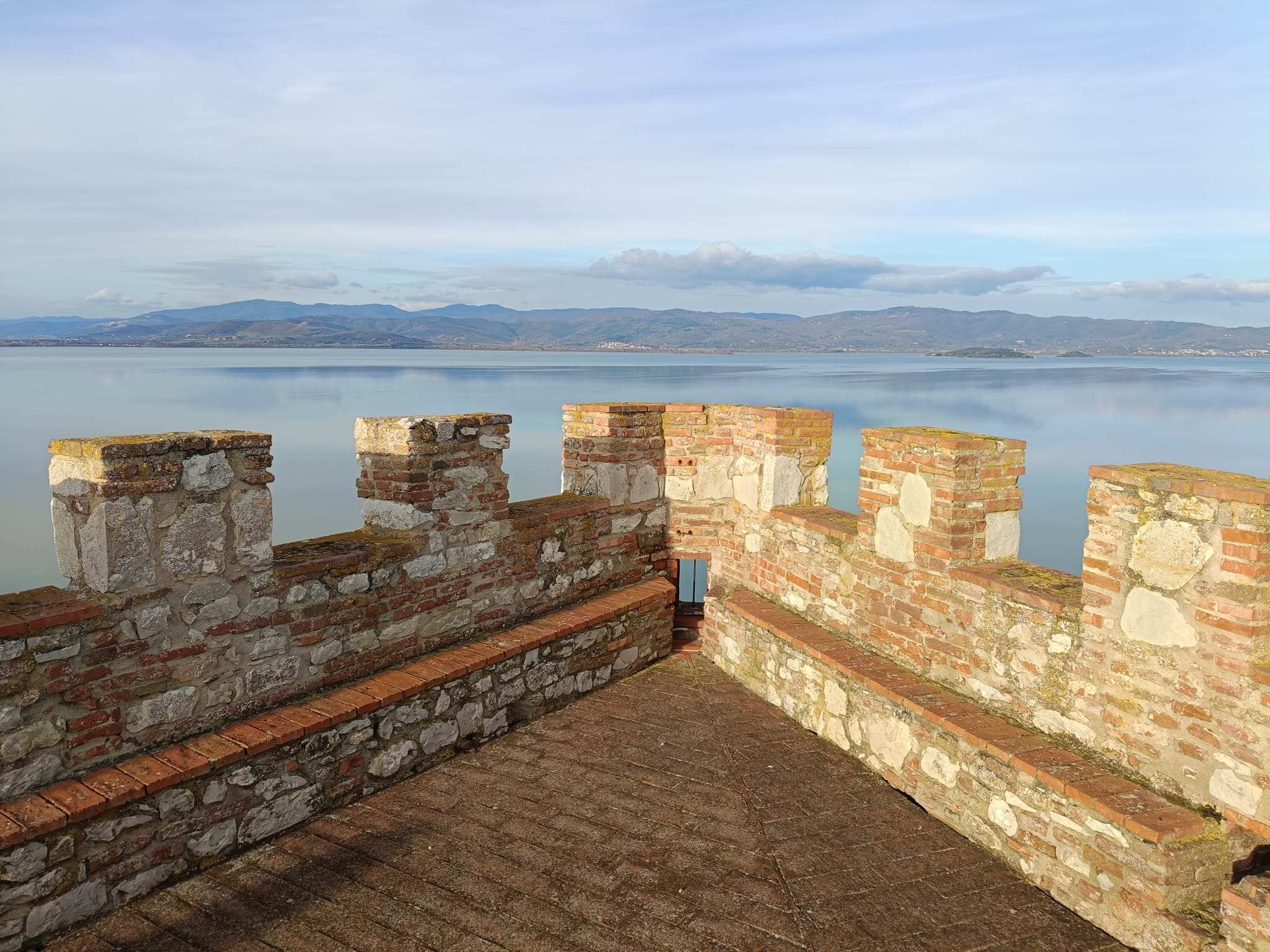 https://www.artribune.com/wp-content/uploads/2026/03/una-veduta-del-lago-trasimeno-dal-mastio-della-rocca-del-leone.jpg
