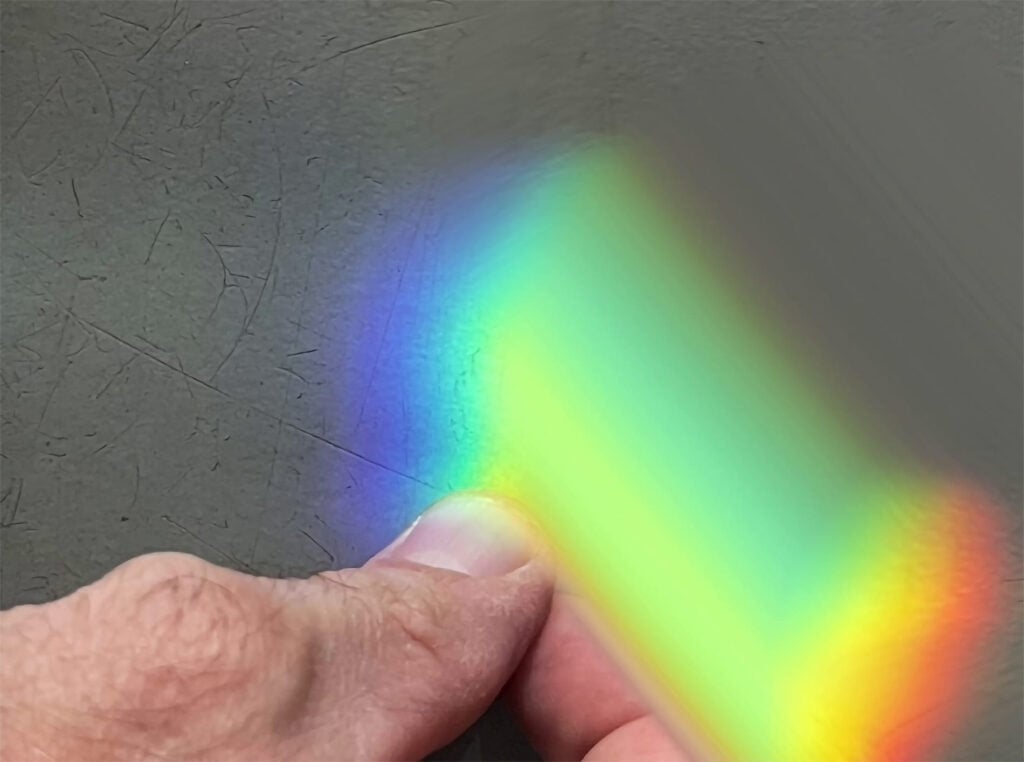 Alessandro Piangiamore – La polvere ci mostra che la luce esiste