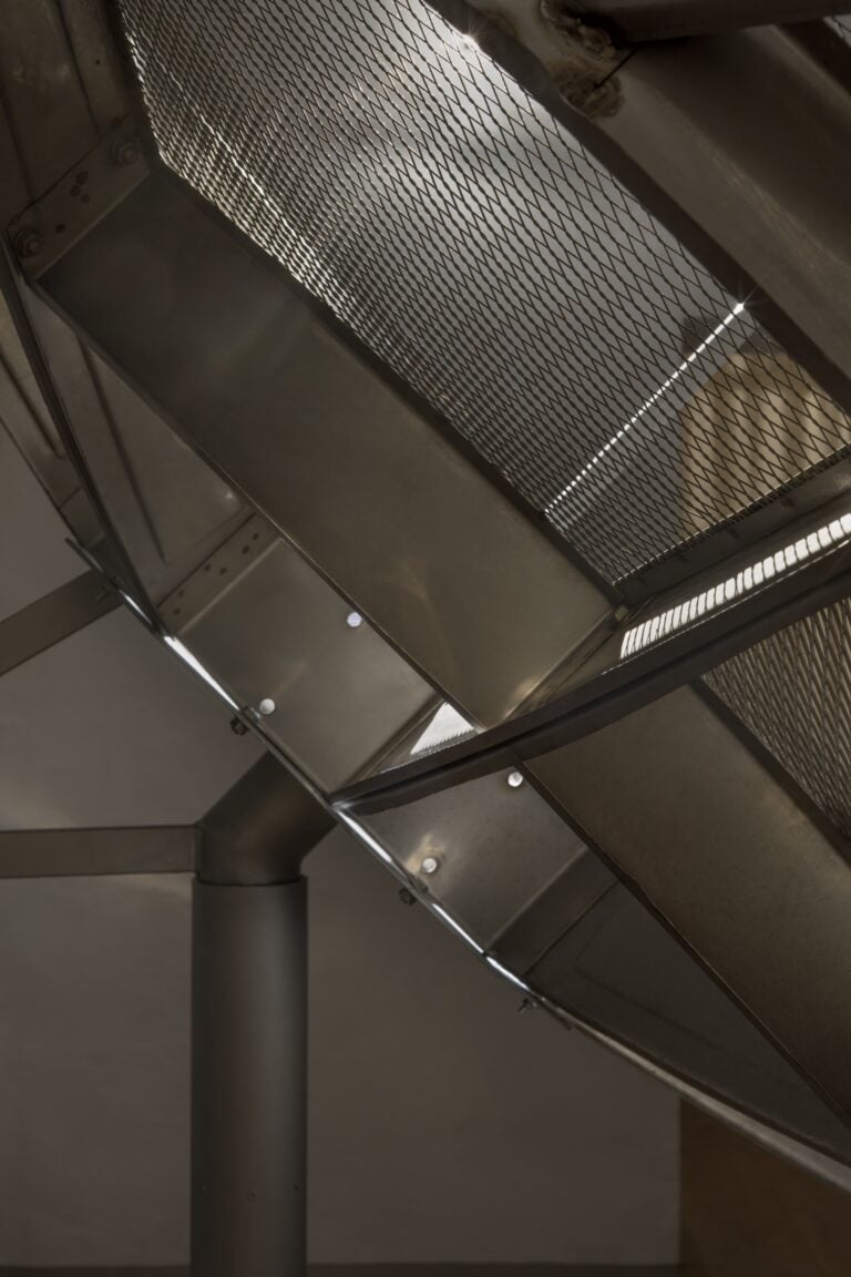 Valerio D&rsquo;Angelo, &ldquo;Permanent Loss Of Signal (Antenna)&rdquo;, 2026, antenna radio in acciaio inox, albero in ferro, motore industriale, cm ⌀320 x h. 315, dettaglio, ph. Manuel Montesano