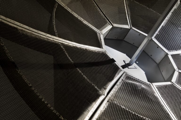 Valerio D&rsquo;Angelo, &ldquo;Permanent Loss Of Signal (Antenna)&rdquo;, 2026, antenna radio in acciaio inox, albero in ferro, motore industriale, cm ⌀320 x h. 315, dettaglio, ph. Manuel Montesano