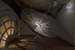 Valerio D&rsquo;Angelo, &ldquo;Permanent Loss Of Signal (Antenna)&rdquo;, 2026, antenna radio in acciaio inox, albero in ferro, motore industriale, cm ⌀320 x h. 315, ph. Manuel Montesano