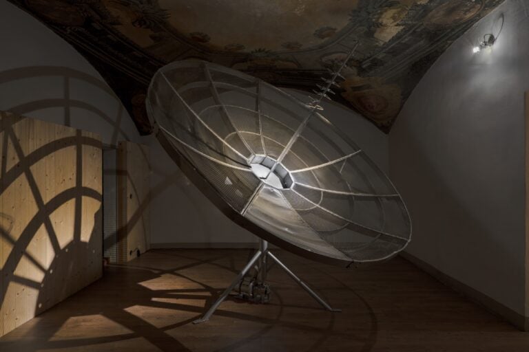 Valerio D&rsquo;Angelo, &ldquo;Permanent Loss Of Signal (Antenna)&rdquo;, 2026, antenna radio in acciaio inox, albero in ferro, motore industriale, cm ⌀320 x h. 315, ph. Manuel Montesano