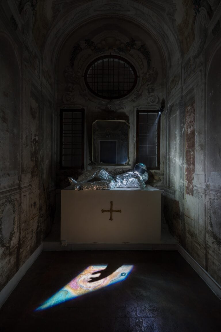 Valerio D&rsquo;Angelo, &ldquo;Permanent Loss Of Signal (Astronaut)&rdquo;, 2026, tubi in pvc, polieuretano espanso, alluminio termico, cm 185 x 75, ph. Manuel Montesano