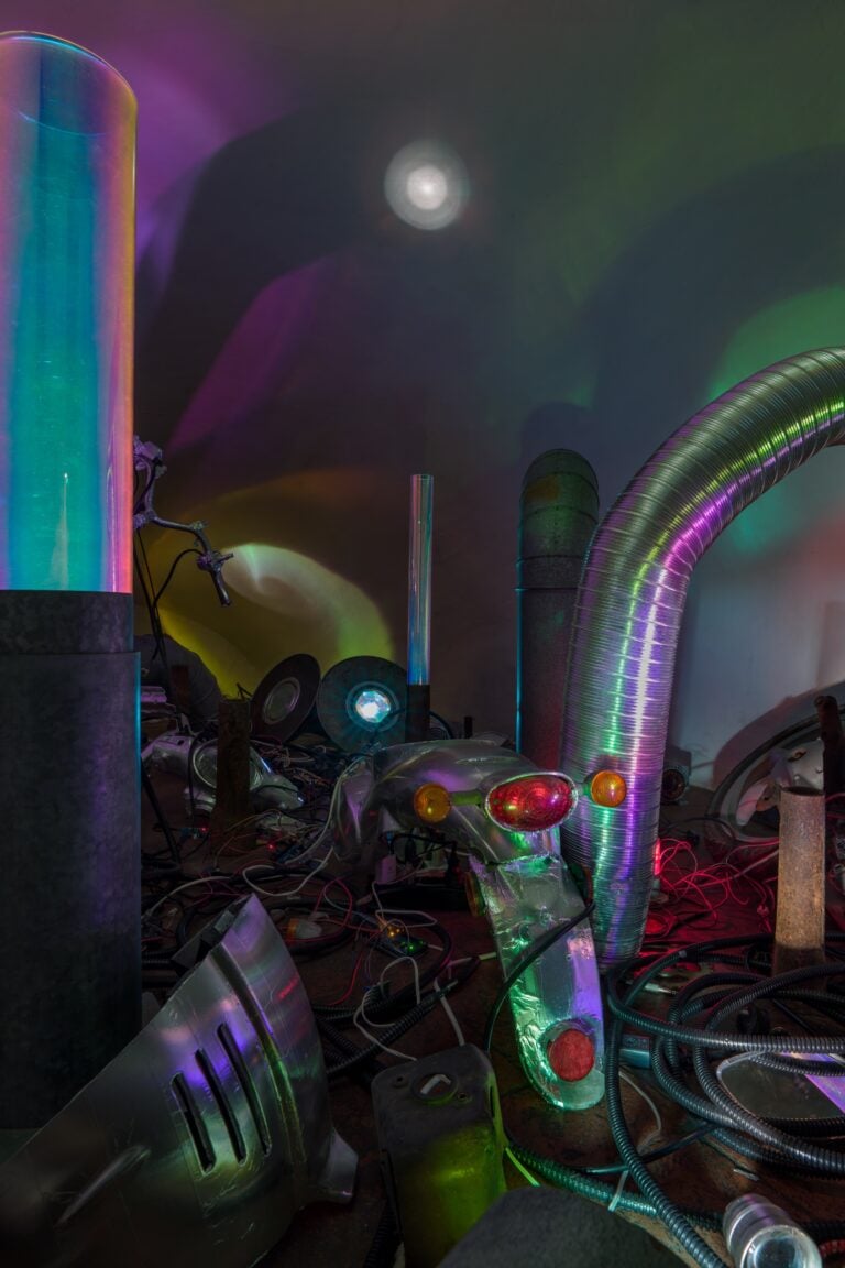 Valerio D&rsquo;Angelo, &ldquo;Permanent Loss Of Signal (Spaceship)&rdquo;, 2026, materiali vari, luci led, arduino, dimensioni varie, dettaglio, ph. Manuel Montesano