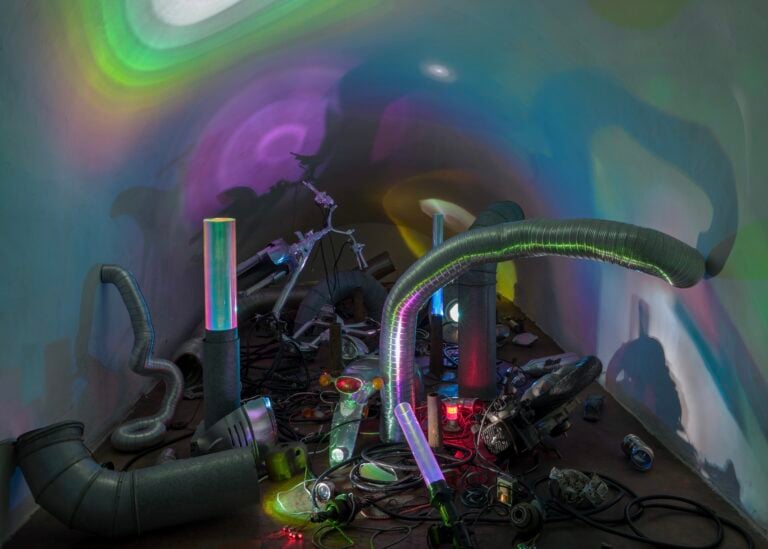 Valerio D&rsquo;Angelo, &ldquo;Permanent Loss Of Signal (Spaceship)&rdquo;, 2026, materiali vari, luci led, arduino, dimensioni varie, ph. Manuel Montesano