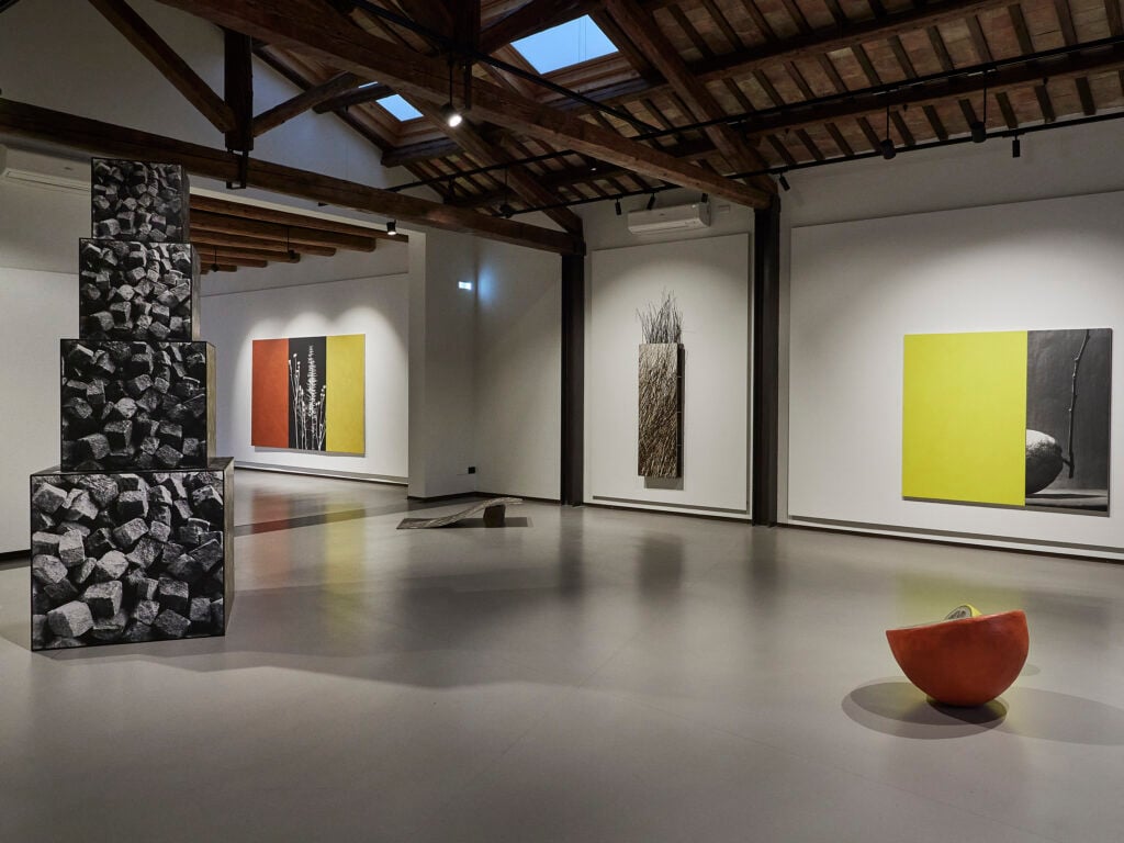 In una mostra a Ravenna la fotografia diventa scultura (per esplorare lo spazio oltre la superficie)