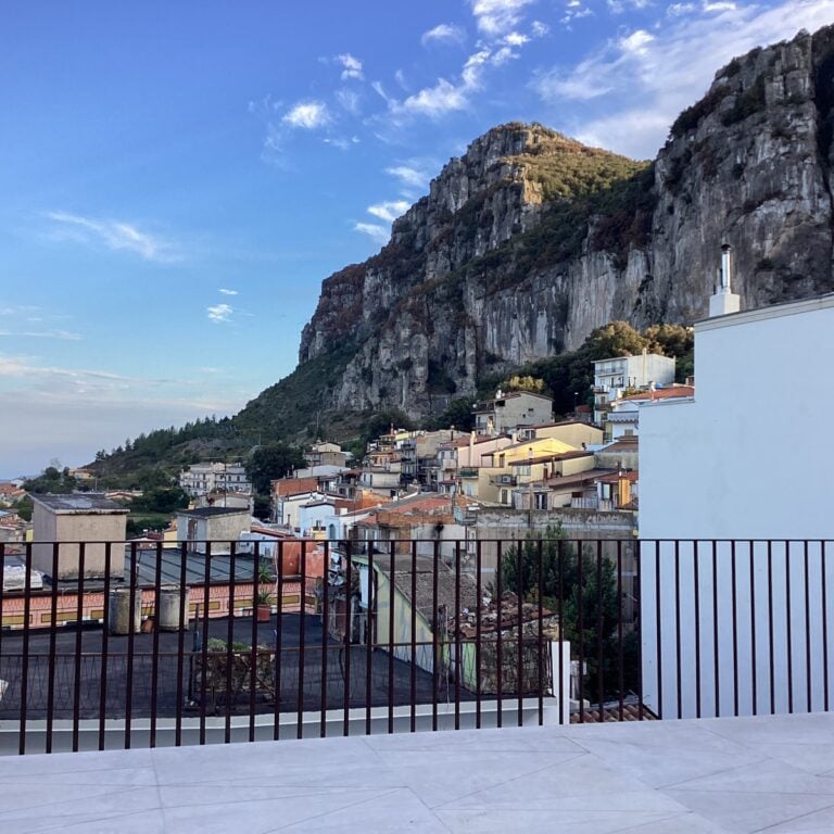 Torna la Biennale di Ulassai, il borgo in Sardegna che ha dato i natali alla grande artista Maria Lai