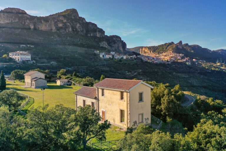 Torna la Biennale di Ulassai, il borgo in Sardegna che ha dato i natali alla grande artista Maria Lai