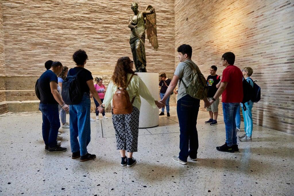 Vittoria Alata e Nike senza ali_ chiostro Rinascimentale Museo Santa Giulia_2024 ph. Damiano Dargenio,