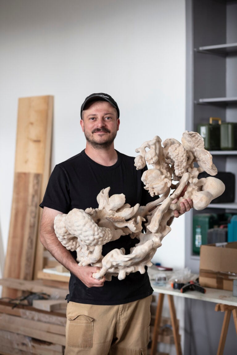Trasformarsi (e trasformare) per sopravvivere. Intervista allo scultore e designer Tade&aacute;&scaron; Podrack&yacute;