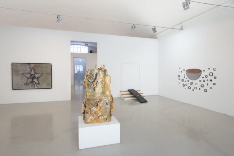 Christian Stein Deposito, Sala 1. Pero, Milano. Opere di G. Zorio, L. Fabro, R. Salvadori, F. Melotti. Courtesy Galleria Christian Stein, Milano. Photo Simone Brambilla