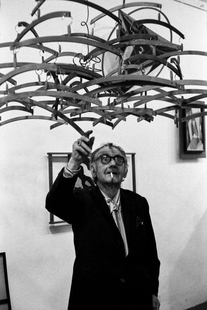 etgar Man Ray all’opening della mostra Je n’ai jamais peint un tableau récent, Studio Marconi, Milano 1969, foto di Enrico Cattaneo