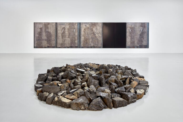 Opere di R. Long, J. Kounellis. Courtesy Galleria Christian Stein, Milano