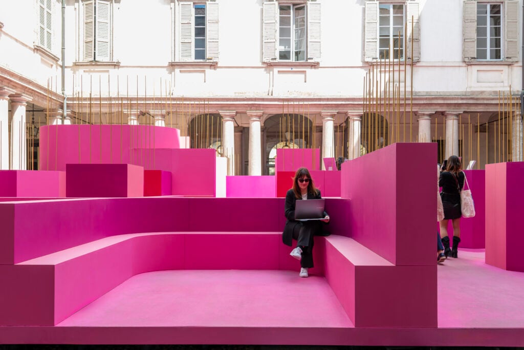 Un itinerario fotografico tra installazioni e progetti d’autore della Design Week 2026. La collaborazione tra Artribune e i computer di MSI