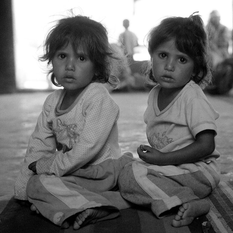 Monica Biancardi, Il capitale che cresce, Sarah e Saleha. Stampa fotografica ai pigmenti, 2009